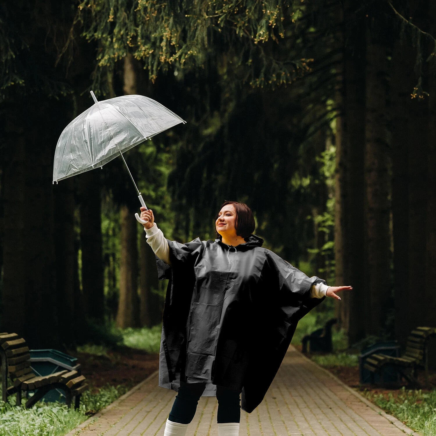 Wasserdichter Regenponcho mit Kapuze & Visier für Outdoor & Festival - Schwarz