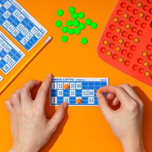 Bingo-Spiel für Kinder und Familien – Komplettes Spielset mit Ziehmaschine, Kugeln und Karten