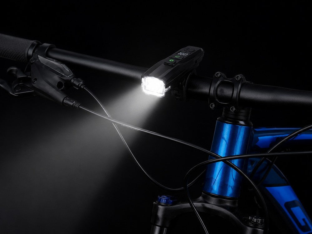 LED Fahrradlampe USB-C Akku Frontlicht mit Lichtsensor – 5 Lichtmodi, Akkustandsanzeige und Fahrradbeleuchtung für Alltag & Nachtfahrten