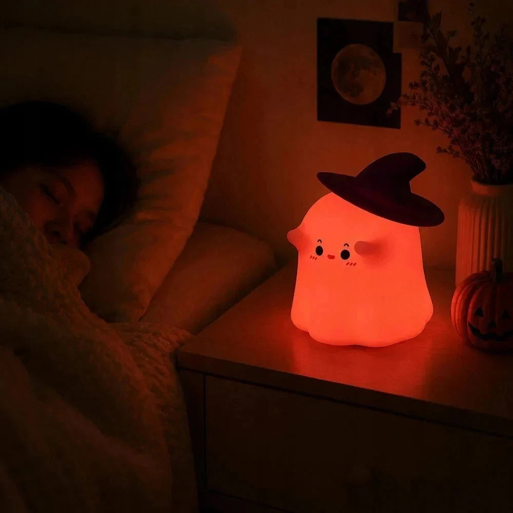 Halloween Nachtlicht Geist mit RGB LED, USB-C Akku, Touch-Steuerung & 30-Minuten-Timer – Silikon Geisterlampe mit Hexenhut