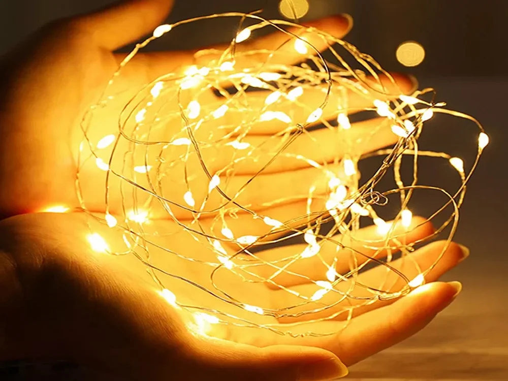 LED Lichterkette 10 m mit 100 LEDs – warmweiße Drahtlichterkette mit Batteriebetrieb für Weihnachten & Dekoration