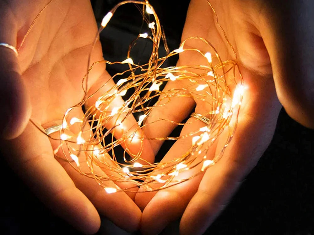 LED Lichterkette 10 m mit 100 LEDs – warmweiße Drahtlichterkette mit Batteriebetrieb für Weihnachten & Dekoration