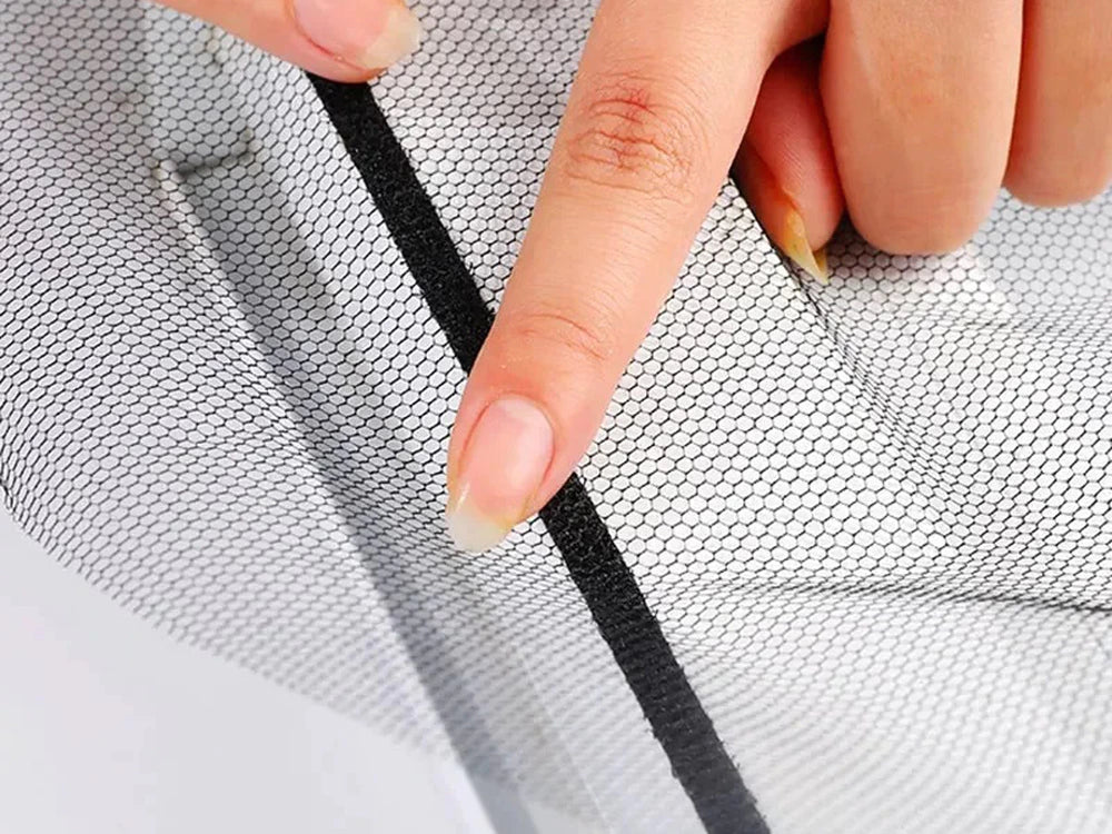 Schützen Sie Ihr Zuhause effektiv vor Mücken, Fliegen und anderen Insekten – mit dem Moskitonetz für Fenster 130x150 cm in Schwarz. Ideal für Schlafzimmer, Küche, Balkon- und Terrassentüren.