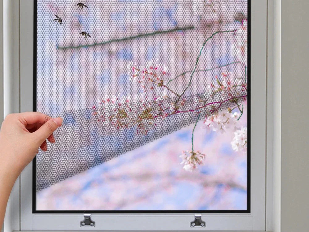 Schützen Sie Ihr Zuhause effektiv vor Mücken, Fliegen und anderen Insekten – mit dem Moskitonetz für Fenster 130x150 cm in Schwarz. Ideal für Schlafzimmer, Küche, Balkon- und Terrassentüren.