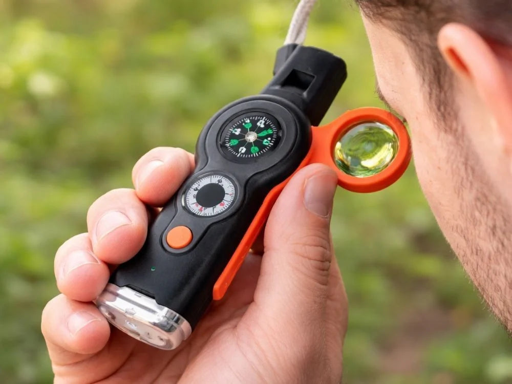 Survival Pfeife 6in1 mit Kompass, Taschenlampe, Thermometer, Lupe & Spiegel – Outdoor Multifunktionswerkzeug
