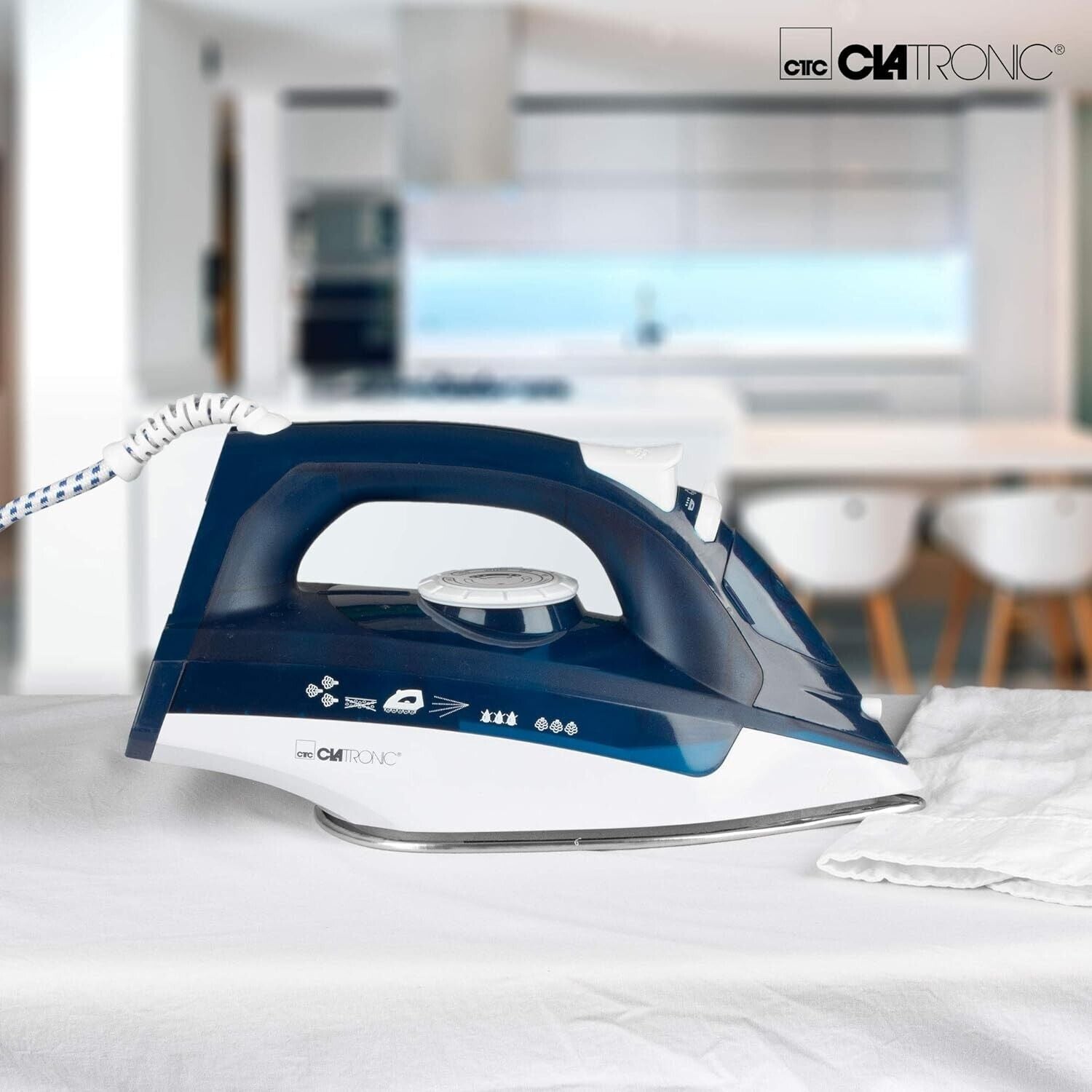 Clatronic steam iron DB 3704 white/blue, 2200 watts, NEW 
